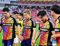 app下载-包含赛地聚焦——德甲冲刺阶段热度飙升，法兰克福防线松动，管理层满意，赛程密集仍需轮换的词条